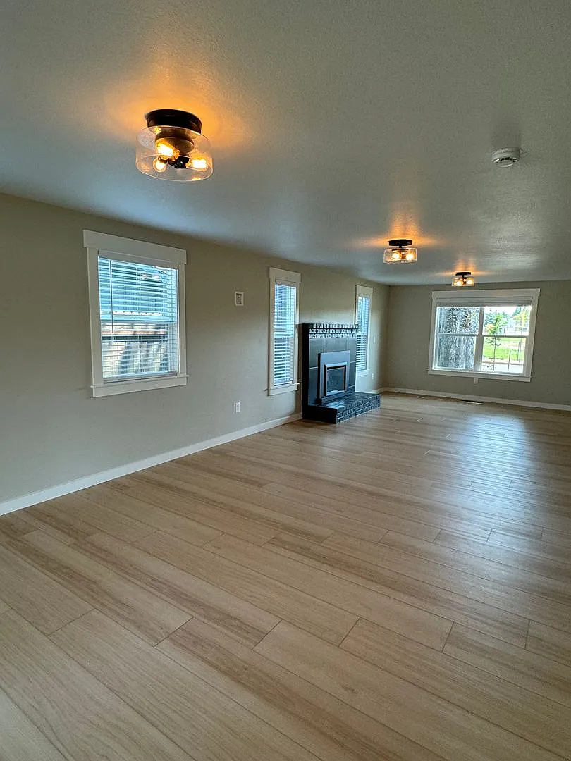 Beautiful 3bdrm/2.5bath Home- Near Cal Young Road — Photo 4