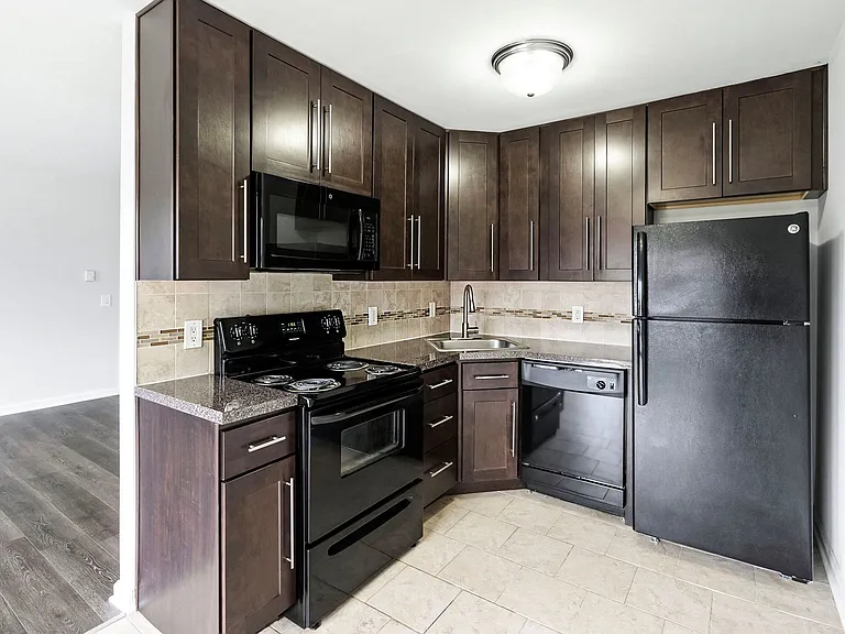 Ascot Park Apartments — Photo 2