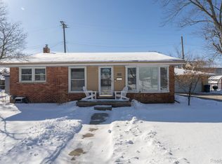21600 Lakeshire St, Saint Clair Shores, MI 48081