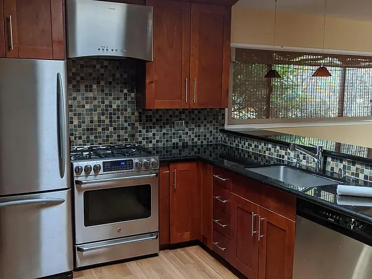 412 Avalon Dr — Photo 2