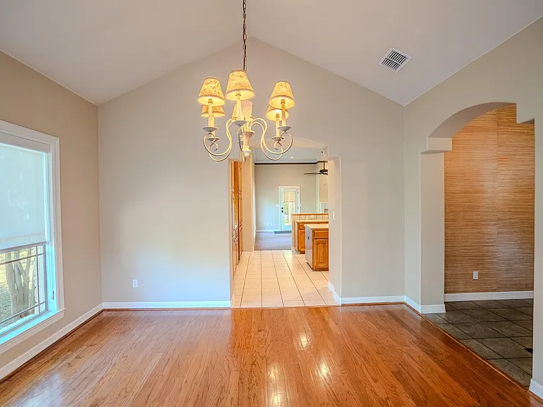 218 Hazeltine Dr — Photo 7
