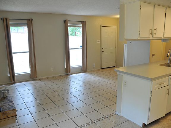 4th image of 7103 Woodhue Dr #B