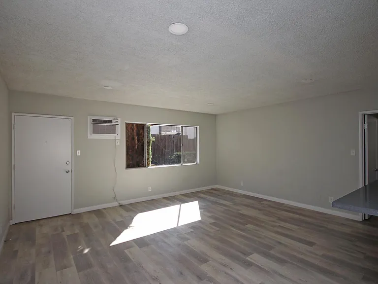2505 W Grand Ave #B — Photo 5