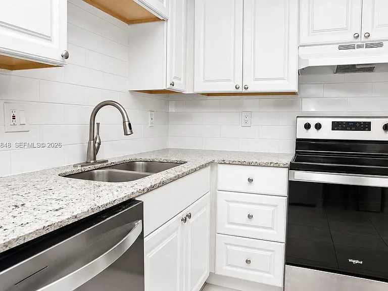 411 SE 10th St #1 — Photo 5