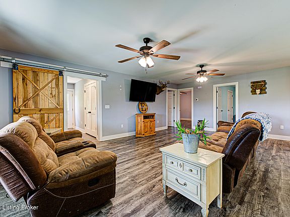 4th image of 438 Hickory Ridge Rd