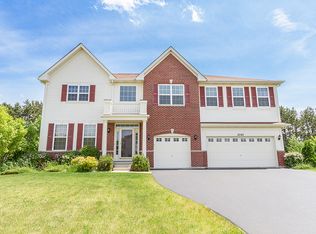 2040 Walnut Glen Blvd, Island Lake, IL 60042