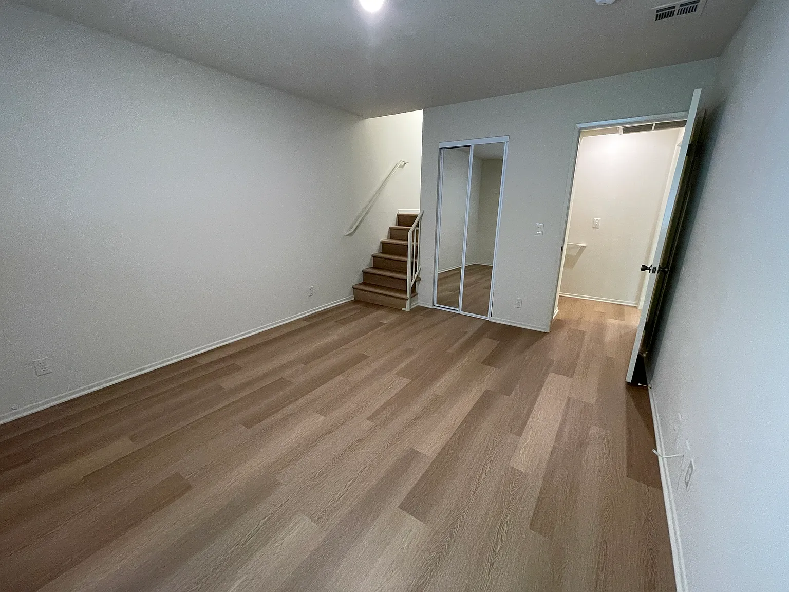 2 bed, 1000 sqft, $2,995 — Photo 2