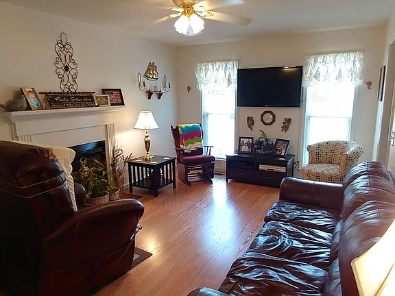 5th image of 702 Rockwood Dr