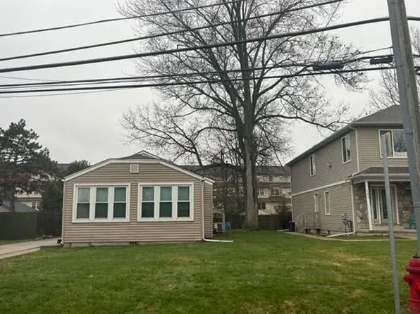 129 Leon Rd, Walled Lake, MI 48390
