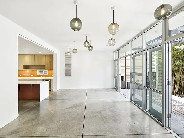 1076 S Van Ness Ave — Photo 10