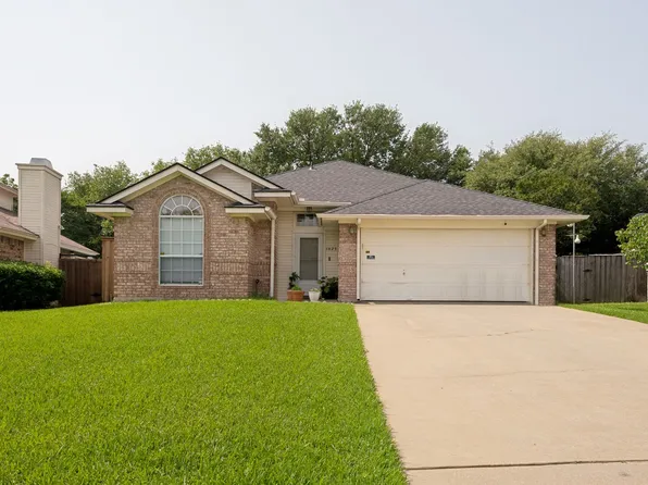 1825 Yorkshire St, Fort Worth, TX 76134