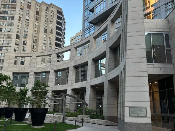 2181 Yonge St, Toronto, ON M4S 3H7