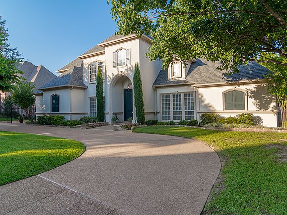 2nd image of 909 Parkview Ln