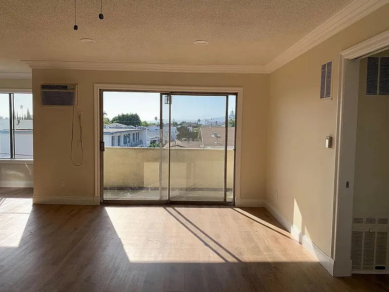 1259 N Ardmore Ave — Photo 13