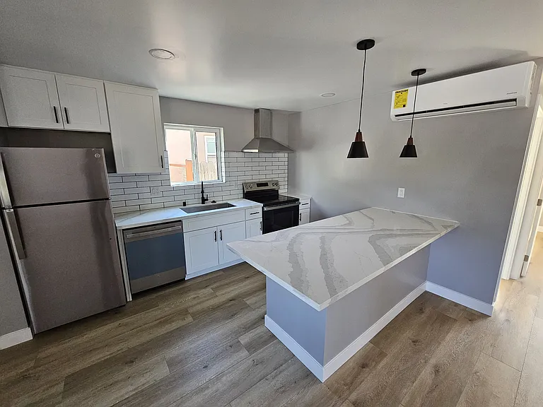 Open plan kitchen with large 39 inch wide island.