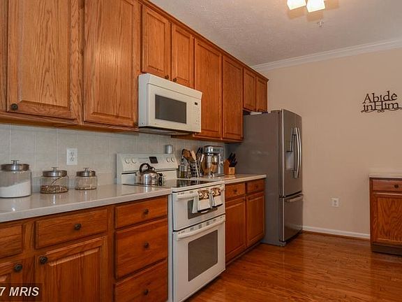 Foyer has closet & wood flrs 
