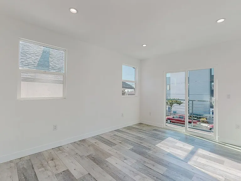 3 & 4 Bed 2-Story Townhomes with Covered Parking Spots Available! — Photo 8
