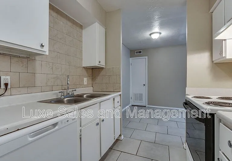 6026 Nw Expy #C — Photo 16