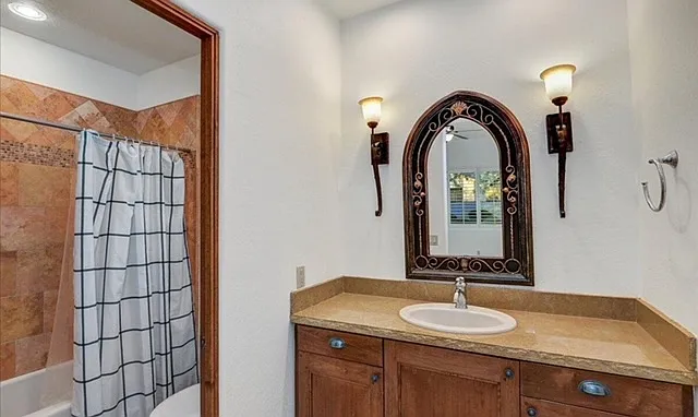 Casita full bath with closet and tub