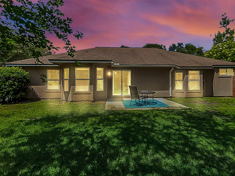 236 Clover Ct — Photo 37