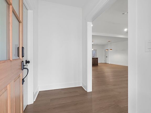 4th image of 415 Thomas Dr