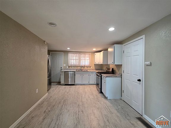 4th image of 204 W Carson Ave