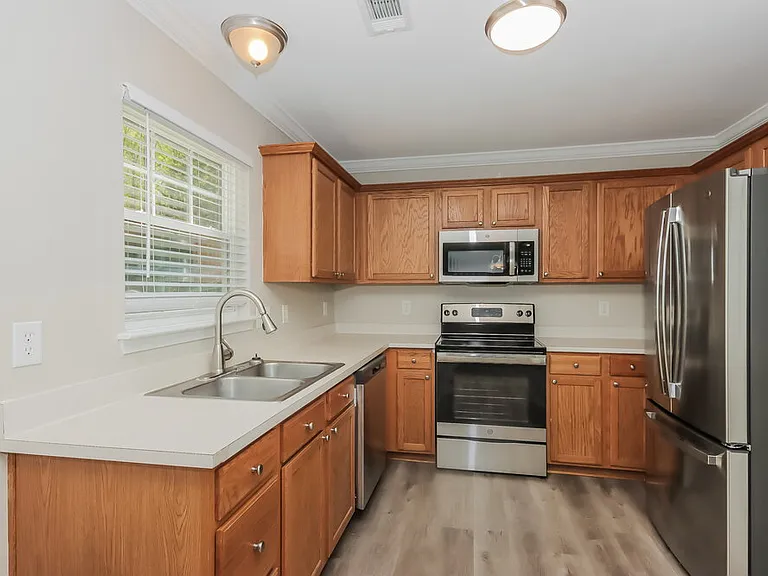 142 Hampshire Dr — Photo 6