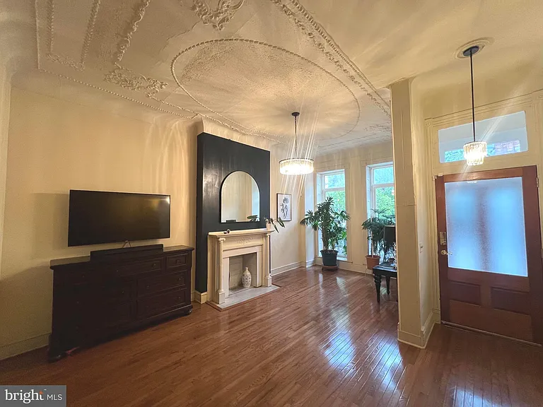 727 Reservoir St — Photo 4