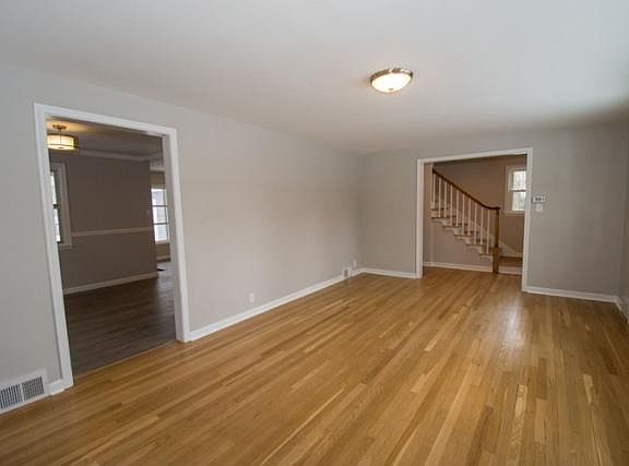 5th image of 526 S Twyckenham Dr
