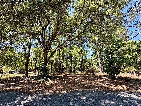 3rd image of 811 Lakeview Court