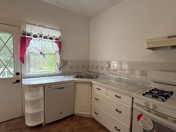 4th image of 783 Montgomery St #1