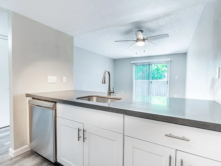 1325 W Guadalupe Rd — Photo 15