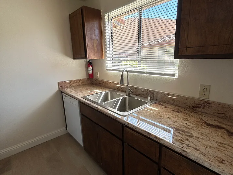 954 Greenfield Ave — Photo 4