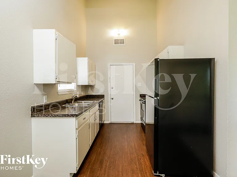 23314 Balthasar St — Photo 8