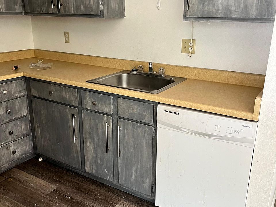 2nd image of 724 2oth St Unit B