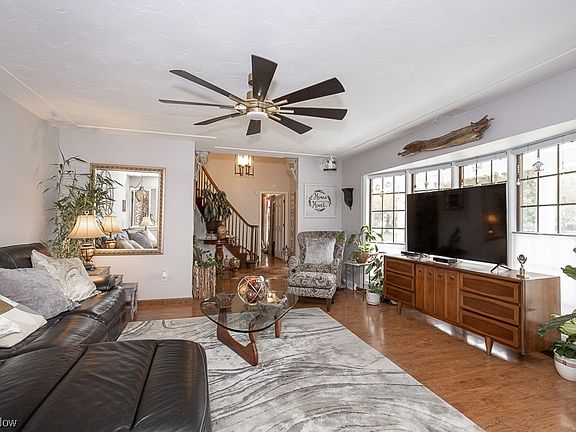 3rd image of 118 Deerfield Ct