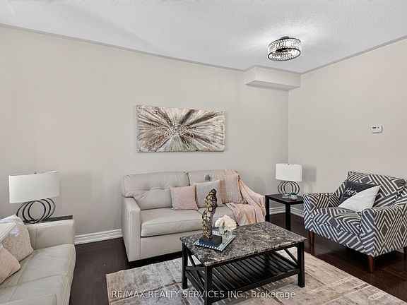 3rd image of 109 Bonnie Braes Dr N