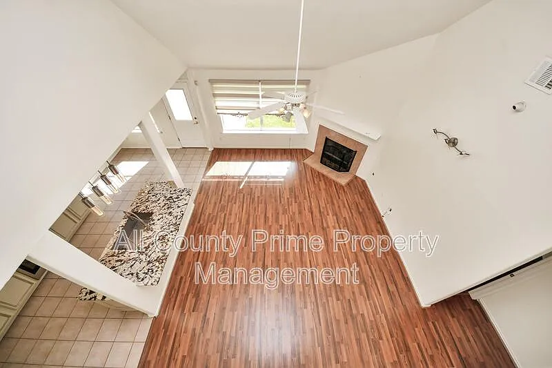 3 bed, 2.5 bath, 2123 sqft, $2,250 — Photo 2