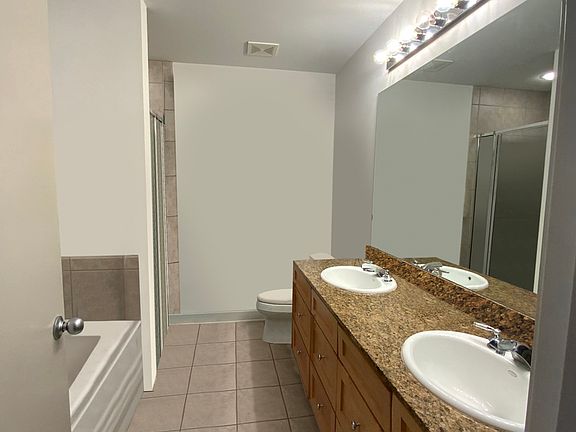 5th image of 806 Stables Ct E