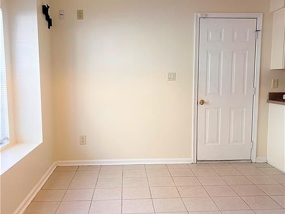 4th image of 201 N Hill Ln