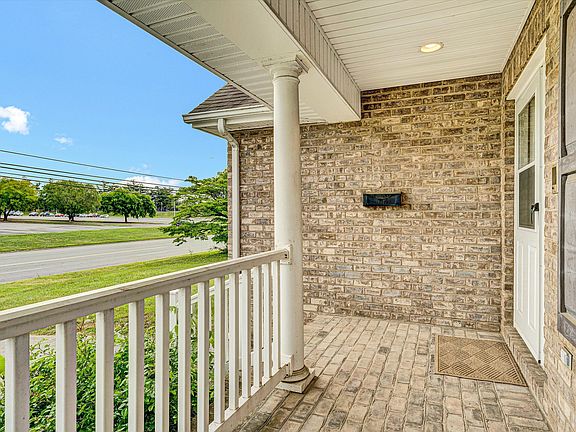 3rd image of 1016 Roanoke Blvd