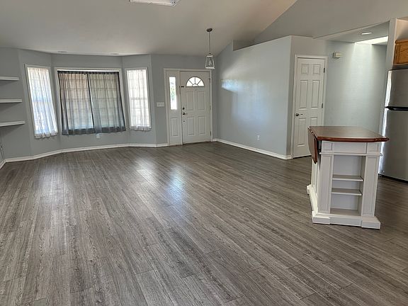 4th image of 350 Walnut Ln