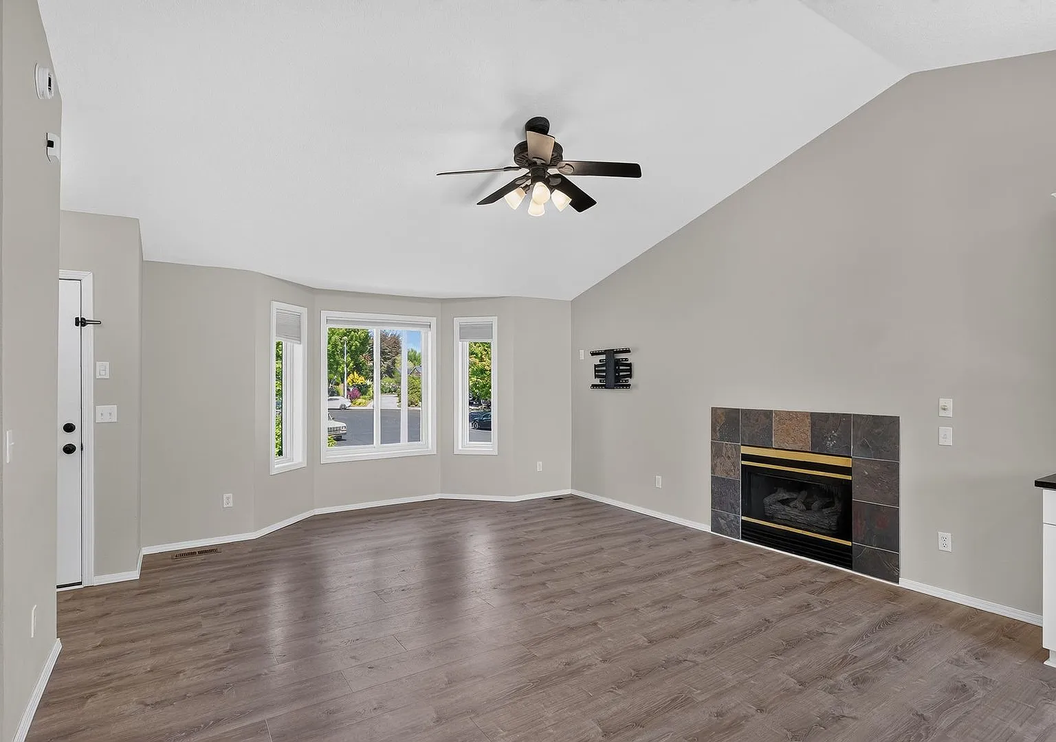Beautifully Updated 3-Bedroom Tri-Level Home in Sherwood — Photo 4