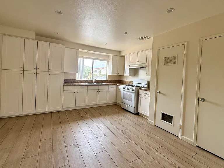 908 S Gladys Ave #D — Photo 3