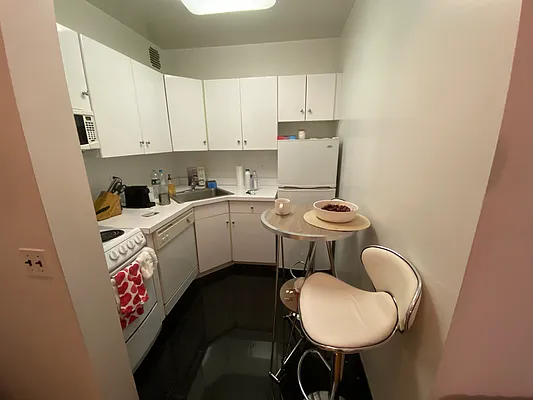 Rented by Avenues Real Estate | media 4