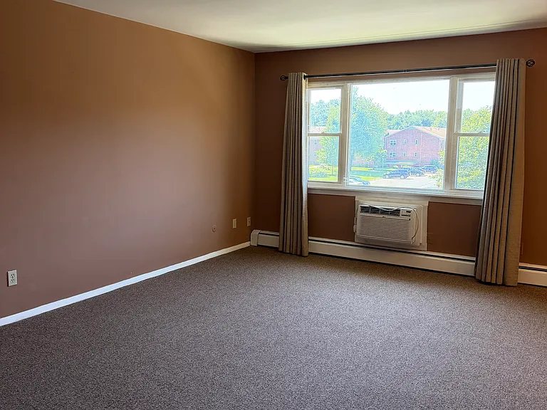 212 Regency Park Dr — Photo 2