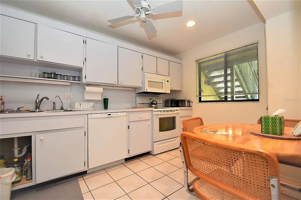 2 bed, 2.0 bath, 1216 sqft, $2,400 — Photo 2