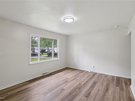 3rd image of 984 Oakwood Dr