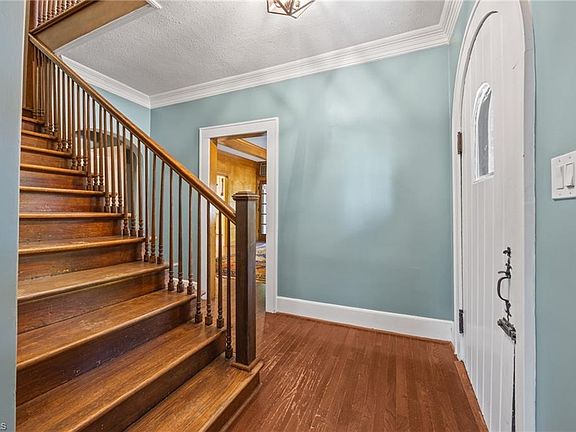39th image of 224 W Colonial Dr