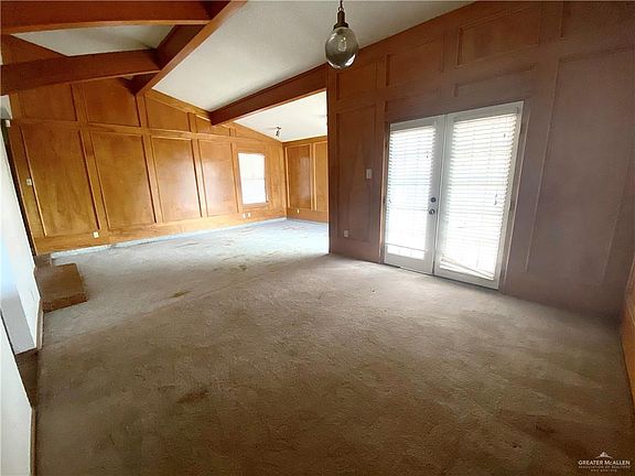 4th image of 2421 Iris Ave